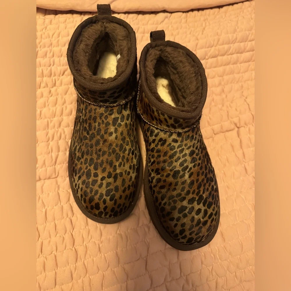 UGG Women’s Ultra Mini Caspian Calf Hair Boots Cheetah Size 9 - Picture 1 of 6